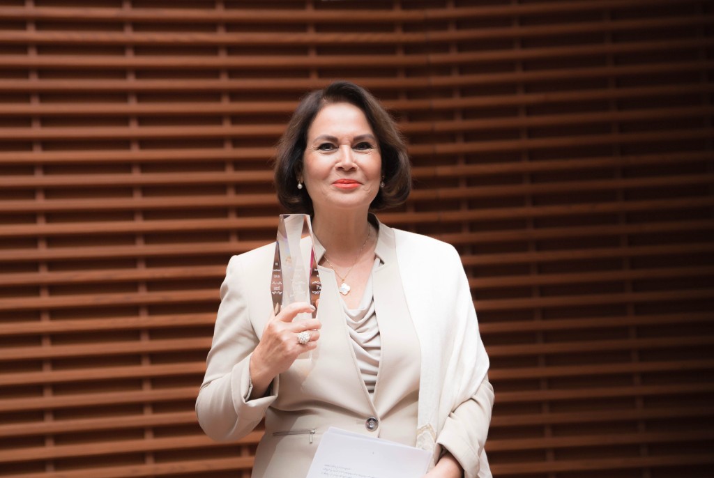 Parissa holding the Bita Prize crystal award — Hamid and Christina Moghadam Program in Iranian Studies, Stanford, 2018