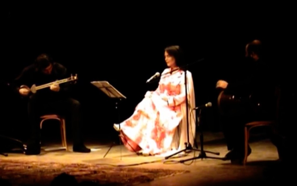 Parissa with tar and tombak on a Persian rug — Concert de Parissa à Paris, November 2008